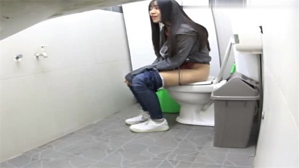 最新流出厕拍大神潜入学生宿舍女厕偷装设备偷拍