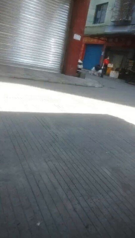 最牛视角站街女偷拍探花素质嫖客下午扫街150元弄了个坐在门口等客的气质少妇阿姨