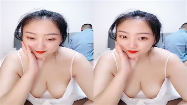 黑丝肉感肥臀大奶骚妇口交伺候多名狼友轮流操