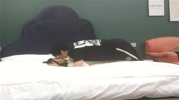 乖巧甜美外围小姐姐扒掉内裤埋头舔逼