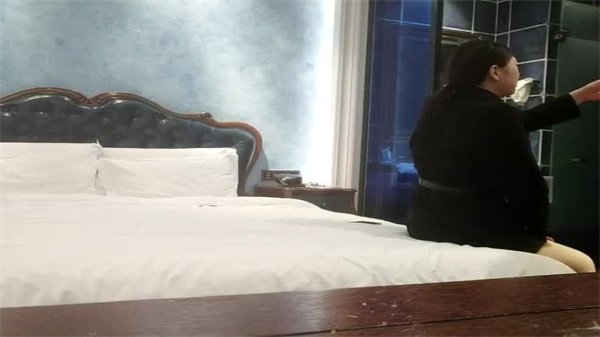 无情的屌肉感外围御姐按着头插嘴