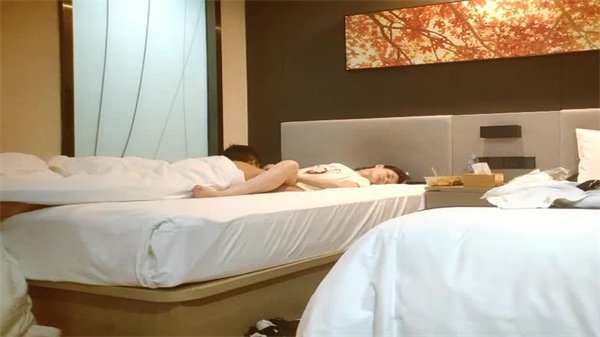 偷拍大长腿女神一通忽悠来到酒店肤白貌美颜值满分