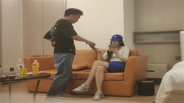 20岁体重108175CM模特翘臀美腿身材无敌