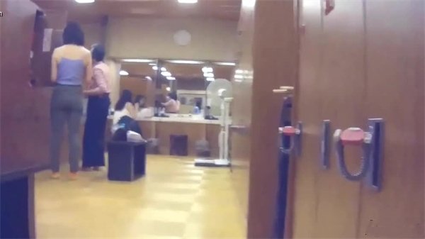 女澡堂更衣间偷拍