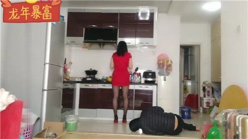 剧情偷看干妈穿开档丝袜受不了了掏出鸡巴