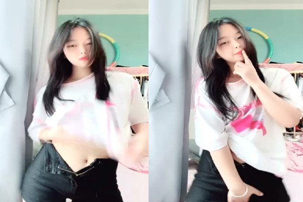 清纯美少女小周妹妹自己闺房自摸诱惑超粉嫩小穴特写揉捏奶子磨蹭阴蒂美臀更是诱人.