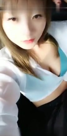 美乳妹子和男友寻刺激在乡村马路上和男友车震路人都看呆了