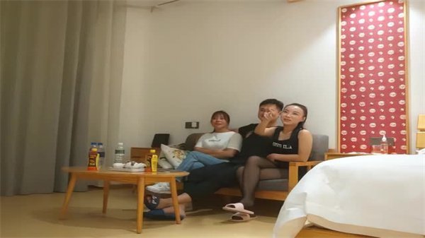 换妻传媒约一对中年夫妻4P交换