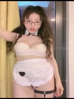 极品尤物爆乳御姐一头卷发黑框眼镜